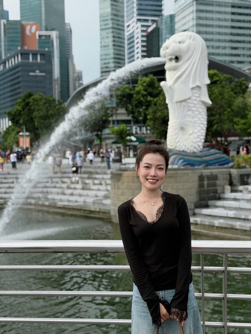 Thúy Vi tại Merlion Park, Singapore